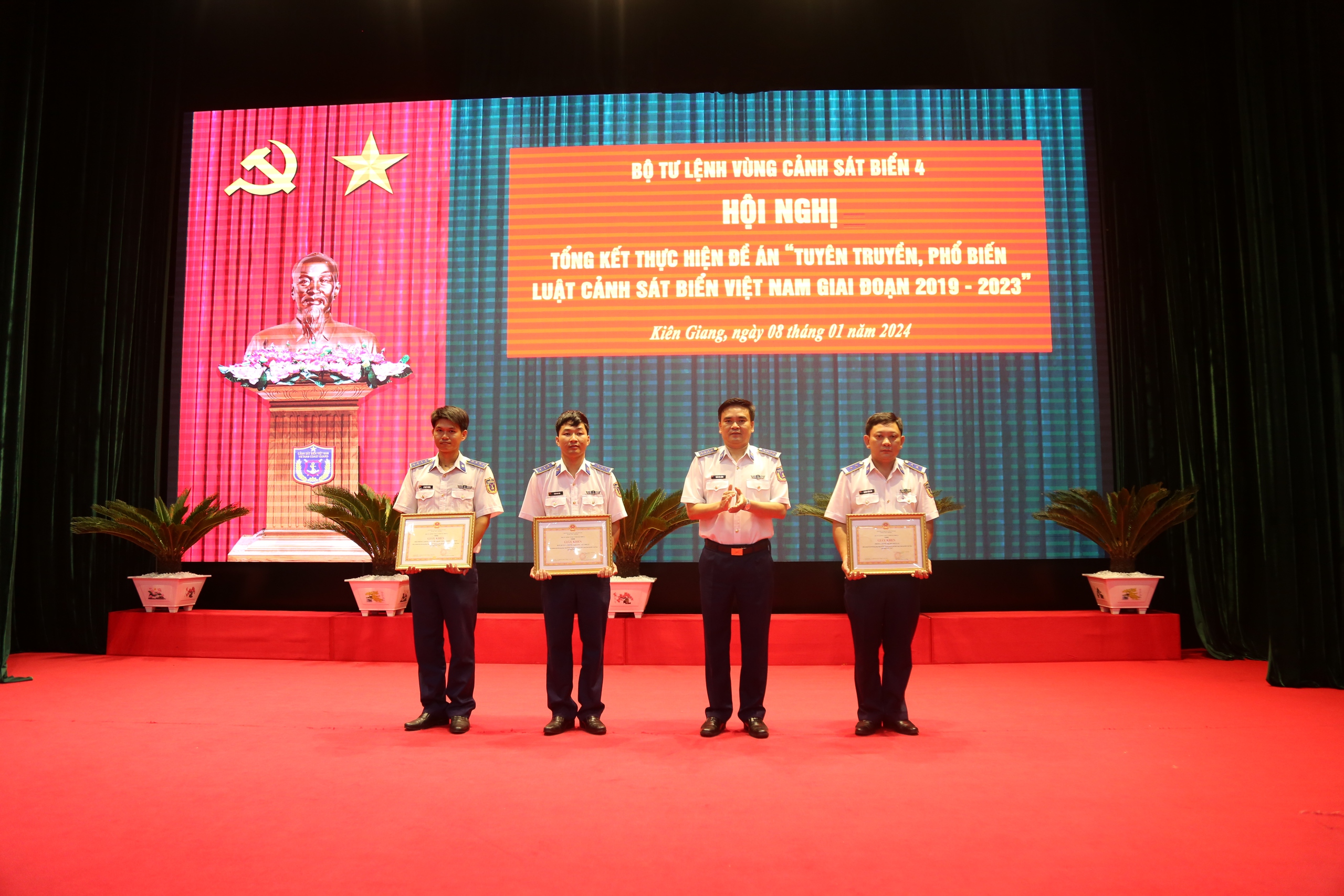 Đưa Luật Cảnh sát biển vào đời sống- Ảnh 4. Đưa Luật Cảnh sát biển vào đời sống- Ảnh 4.