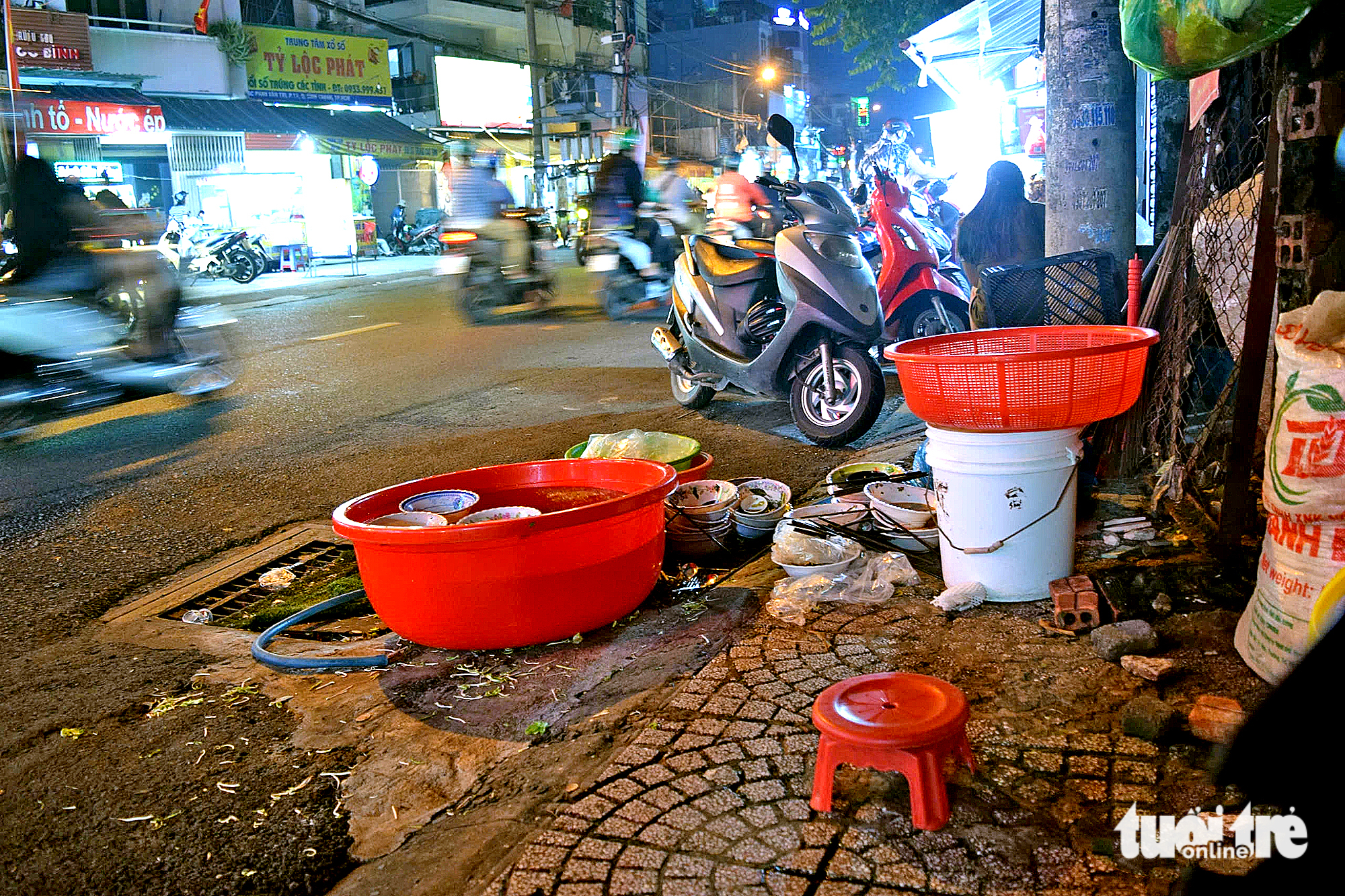 Đũa có mùi mốc, vật dụng còn chất tẩy rửa, cần mạnh tay với hàng quán mất an toàn vệ sinh thực phẩm - Ảnh 1.