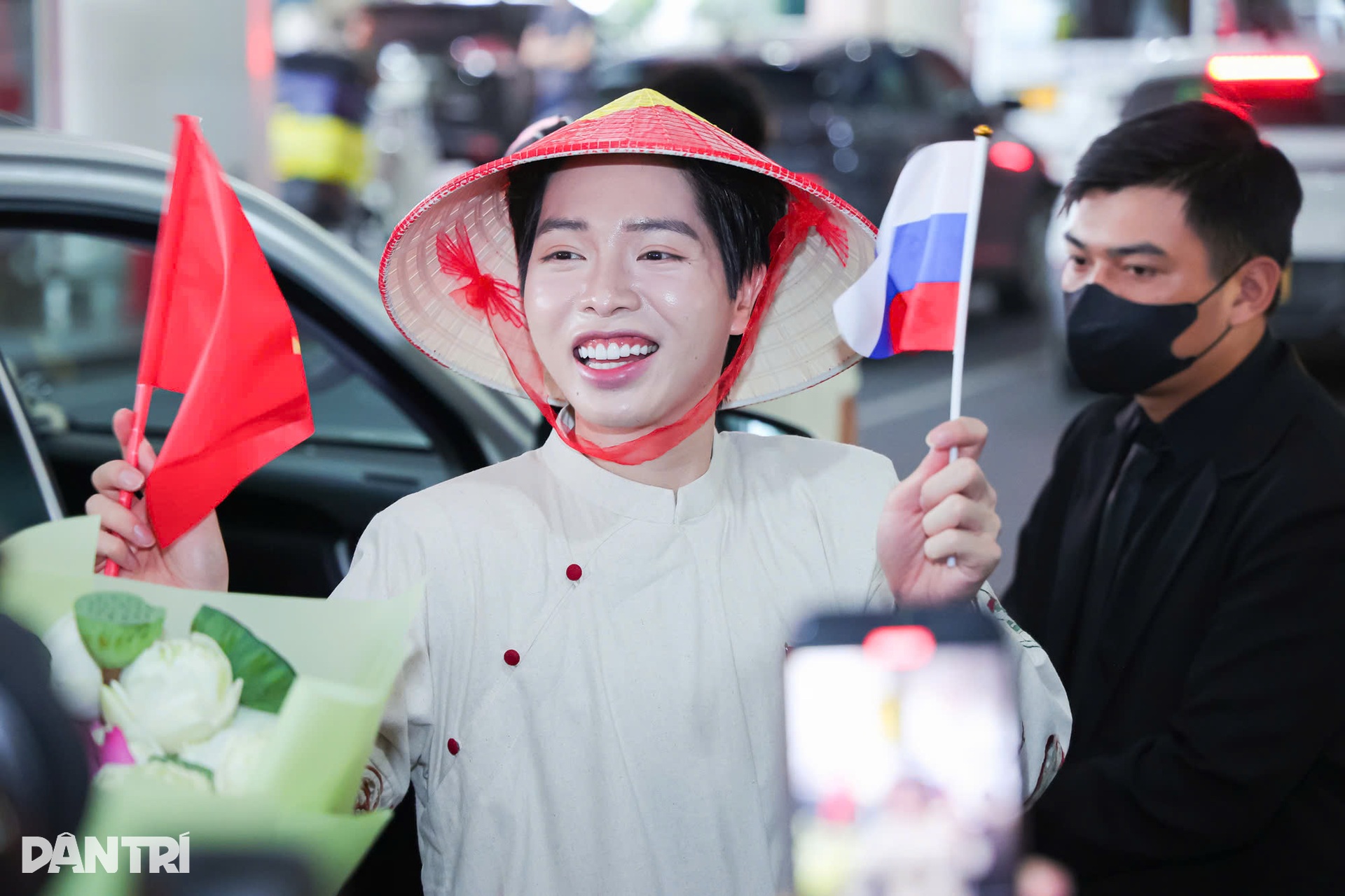 Đức Phúc về nước: Fan dậy từ 3h, mang nón lá tặng thần tượng - 1