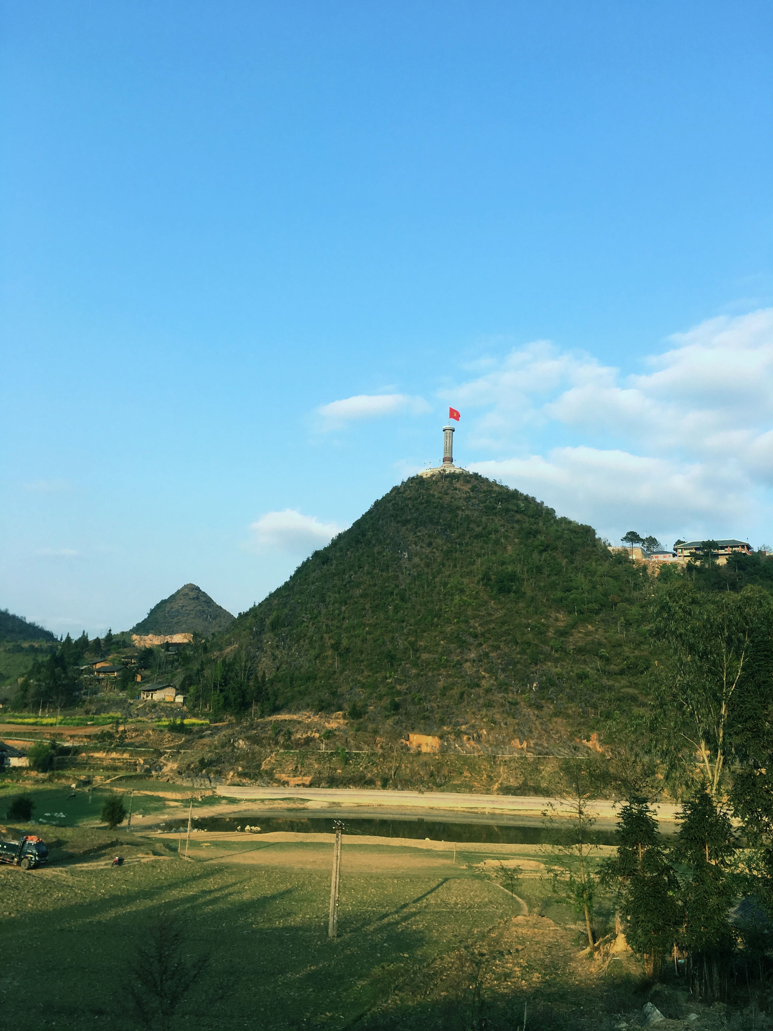 Cuộc thi viết về chủ quyền: Dưới bóng cờ Tổ quốc- Ảnh 1. Cuộc thi viết về chủ quyền: Dưới bóng cờ Tổ quốc- Ảnh 1.