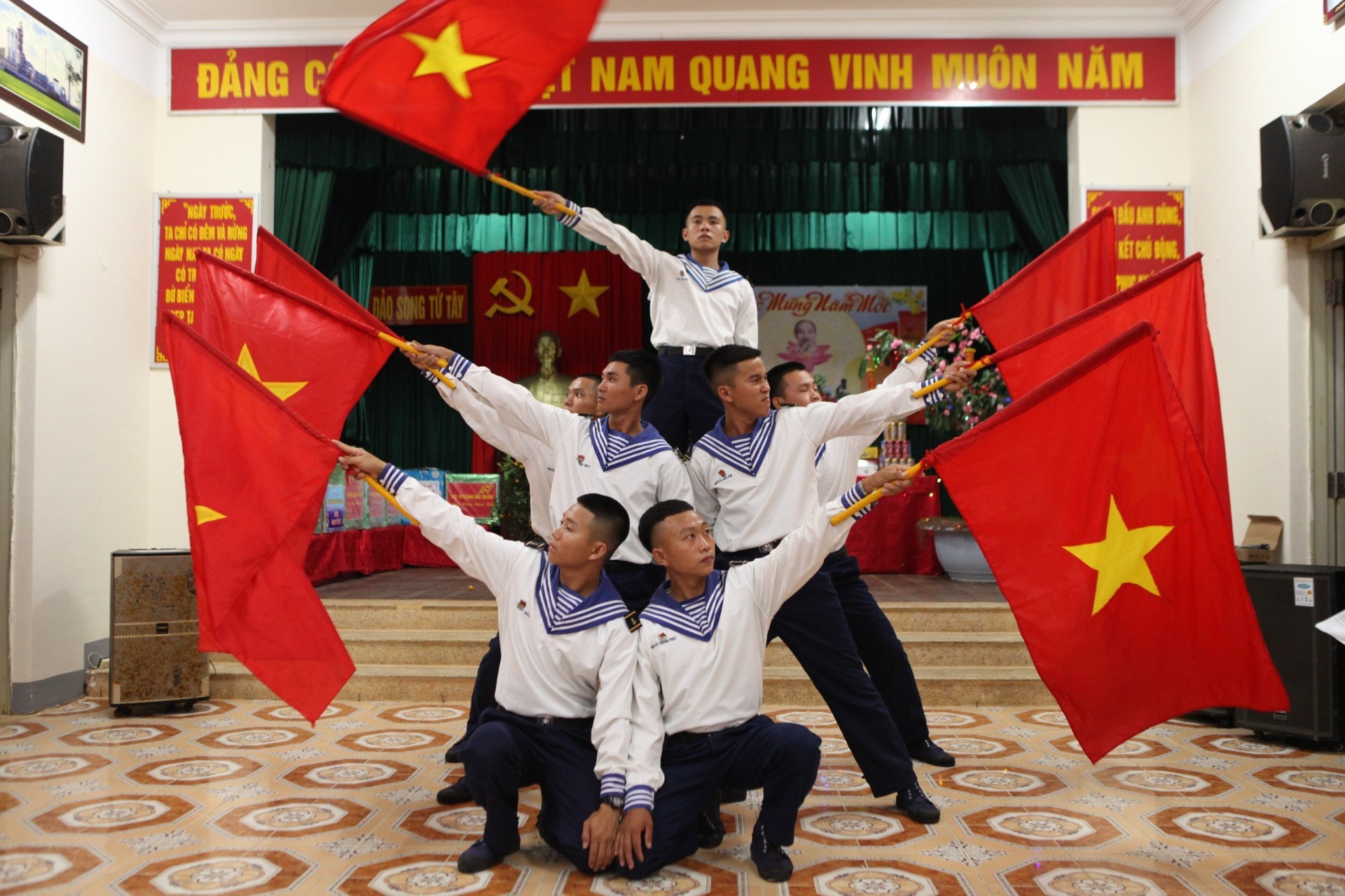 Cuộc thi viết “Chủ quyền quốc gia bất khả xâm phạm”: Dưới bóng cờ Trường Sa- Ảnh 1. Cuộc thi viết “Chủ quyền quốc gia bất khả xâm phạm”: Dưới bóng cờ Trường Sa- Ảnh 1.