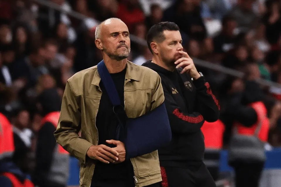 HLV Enrique gãy xương đòn trong một tai nạn đạp xe. Ảnh: EPA Đương kim vô địch Champions League