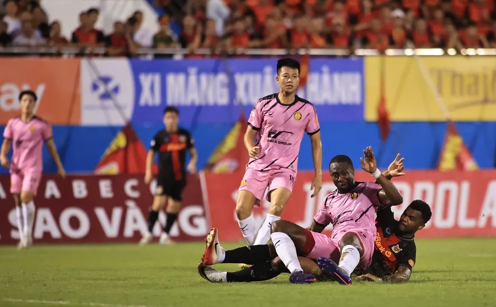 Phong độ cao của các cầu thủ Ninh Bình là thử thách lớn cho nhà đương kim vô địch Nam Định. Ảnh: CCT. đương kim vô địch