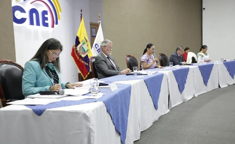 Hội đồng Bầu cử quốc gia Ecuador nhóm họp hôm 21-9. Ảnh: Diario Expreso Ecuador ấn định trưng cầu dân ý mở đường Mỹ trở lại với căn cứ quân sự Manta.jpeg