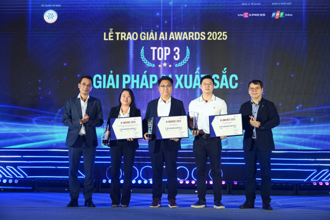 Các đại diện nhận giải Top 3 giải pháp AI xuất sắc. Ảnh: Lưu Quý