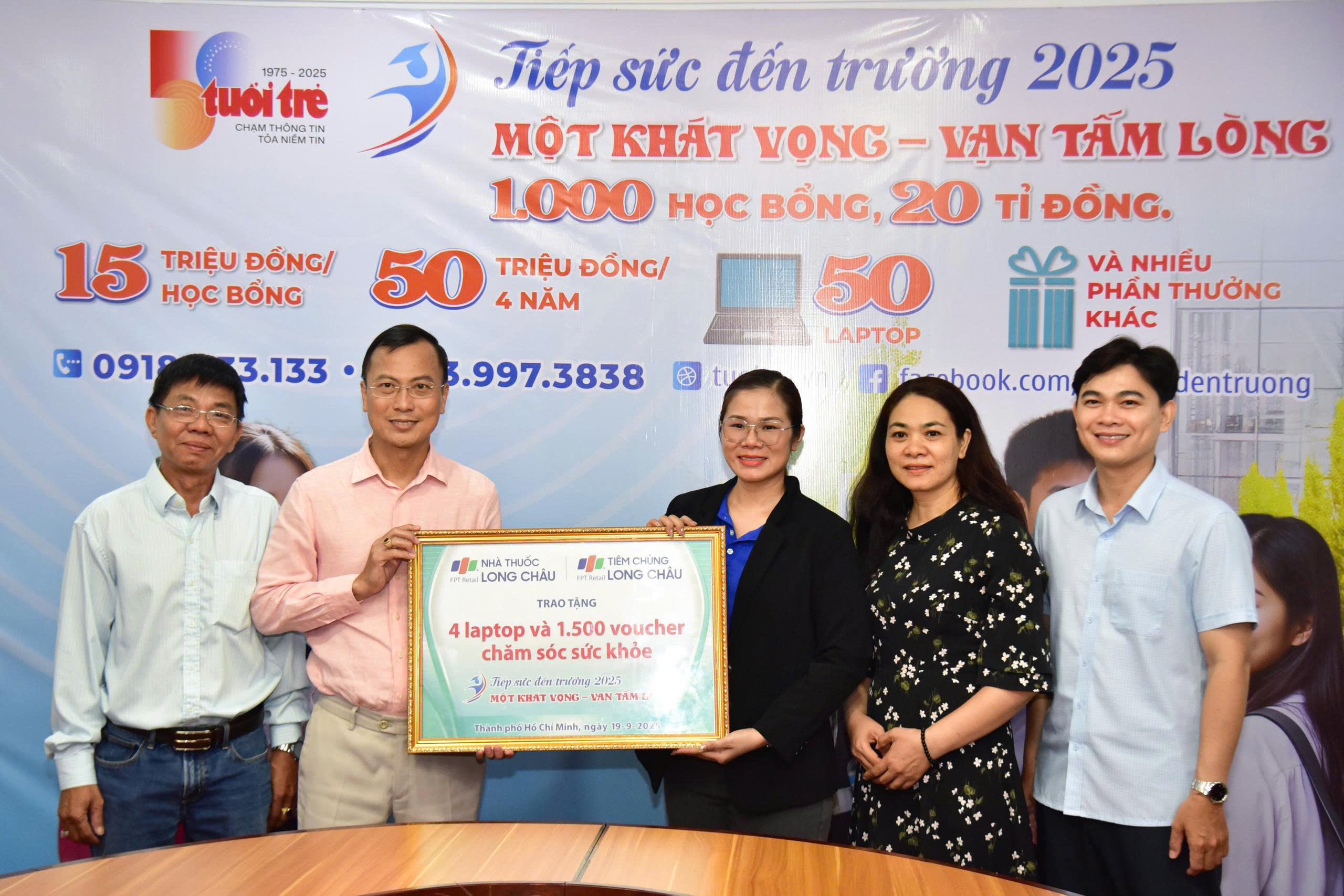 FPT Long Châu tặng 4 laptop và 1.500 voucher tiêm chủng cho tân sinh viên khó khăn 1 FPT Long Châu tặng 4 laptop và 1.500 voucher chăm sóc sức khỏe tiếp sức đến trường - Ảnh 1.