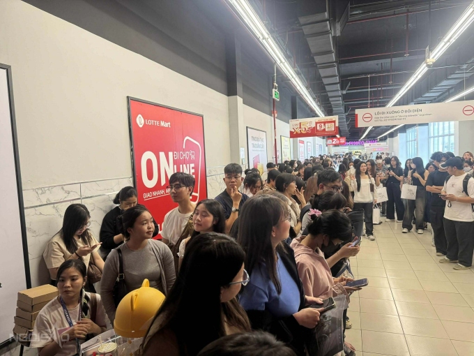 Fan Việt mặc váy cưới, xếp hàng dài chờ gặp Hứa Quang Hán 2 Từ 9h sáng, nhiều fan đã có mặt xếp hàng trước rạp, tạo thành hàng dài hơn 20 m đầy tầng chiếu phim để đợi gặp thần tượng lúc 15h.