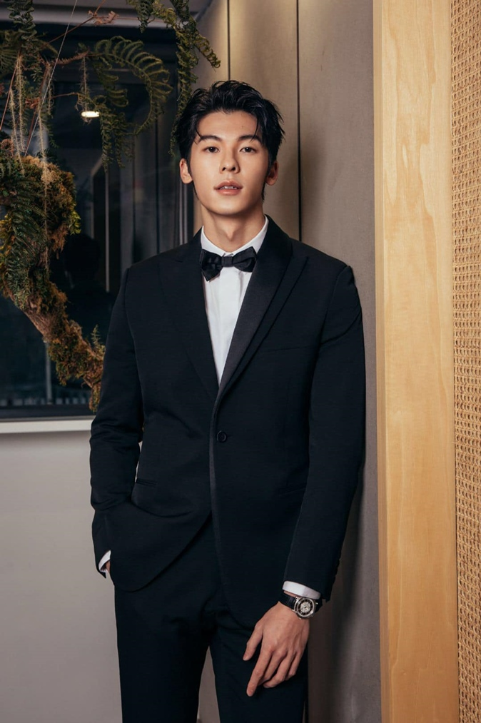 Fan Việt mặc váy cưới, xếp hàng dài chờ gặp Hứa Quang Hán 1 Fan Việt mặc váy cưới, xếp hàng dài chờ gặp Hứa Quang Hán - 1