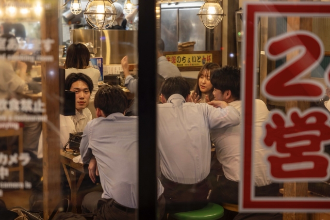 Một nhóm nhân viên văn phòng Nhật Bản gặp gỡ trong quán bia gần nhà ga Yokohama, cách Tokyo khoảng 30 phút đi tàu. Ảnh: Reuters