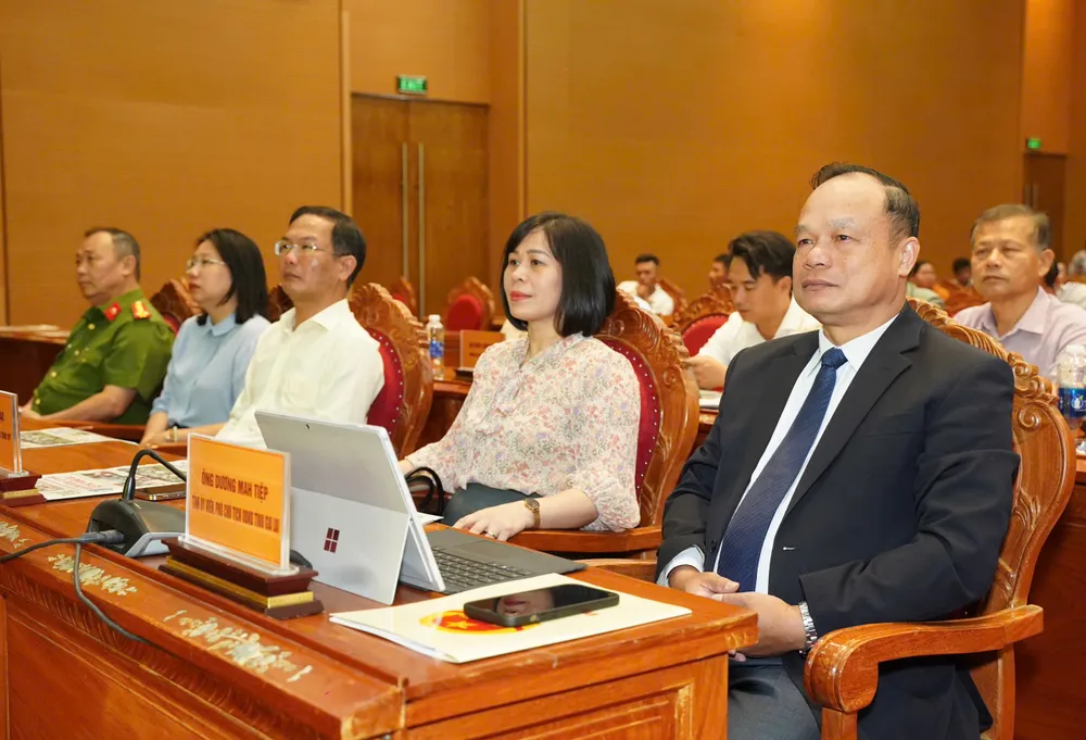 Ông Dương Mah Tiệp, Tỉnh ủy viên, Phó Chủ tịch UBND tỉnh Gia Lai (ngoài cùng bên phải) cùng lãnh đạo, sở ngành tỉnh Gia Lai tham dự chương trình. Ảnh: THUẬN VĂN z7051075824499_3baeb33ffa621eb122a85219c1865734.jpg