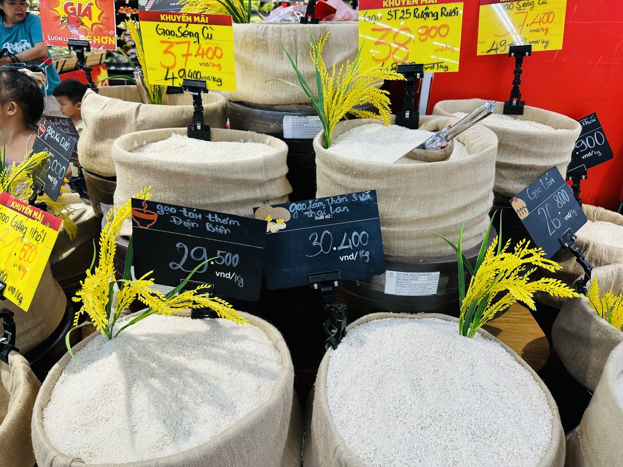 Giá gạo Việt Nam tiếp tục tăng mạnh, vì sao? 1 Giá gạo Việt Nam tiếp tục tăng mạnh, vì sao? - Ảnh 1.