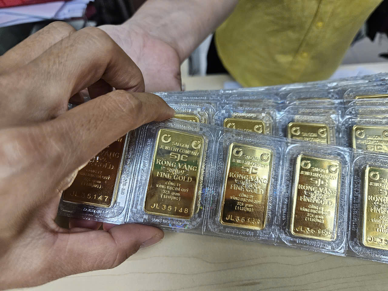 Sáng 13-9, giá vàng miếng SJC, vàng nhẫn tiếp đà giảm sốc - Ảnh 1. Sáng 13-9, giá vàng miếng SJC, vàng nhẫn tiếp đà giảm sốc - Ảnh 1.