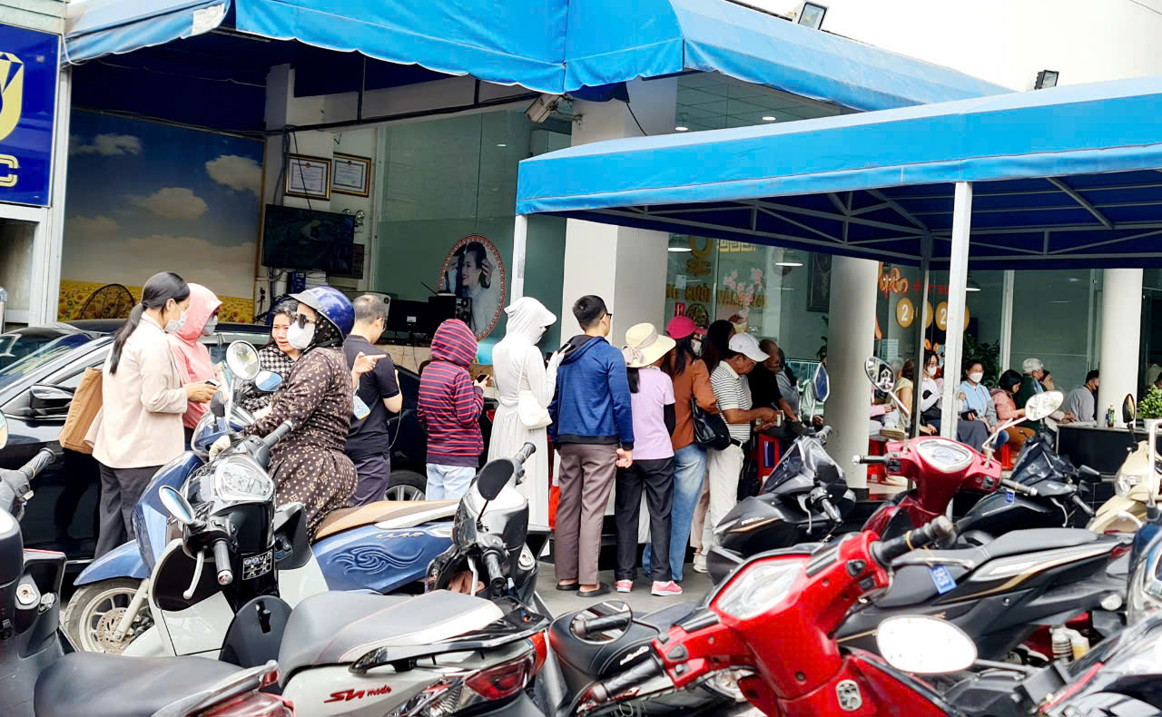 Giá vàng Vàng tăng giá kỷ lục khiến Người dân đổ xô mua vàng miếng và nhẫn - Ảnh 2. Giá vàng Vàng tăng giá kỷ lục khiến Người dân đổ xô mua vàng miếng và nhẫn - Ảnh 2.