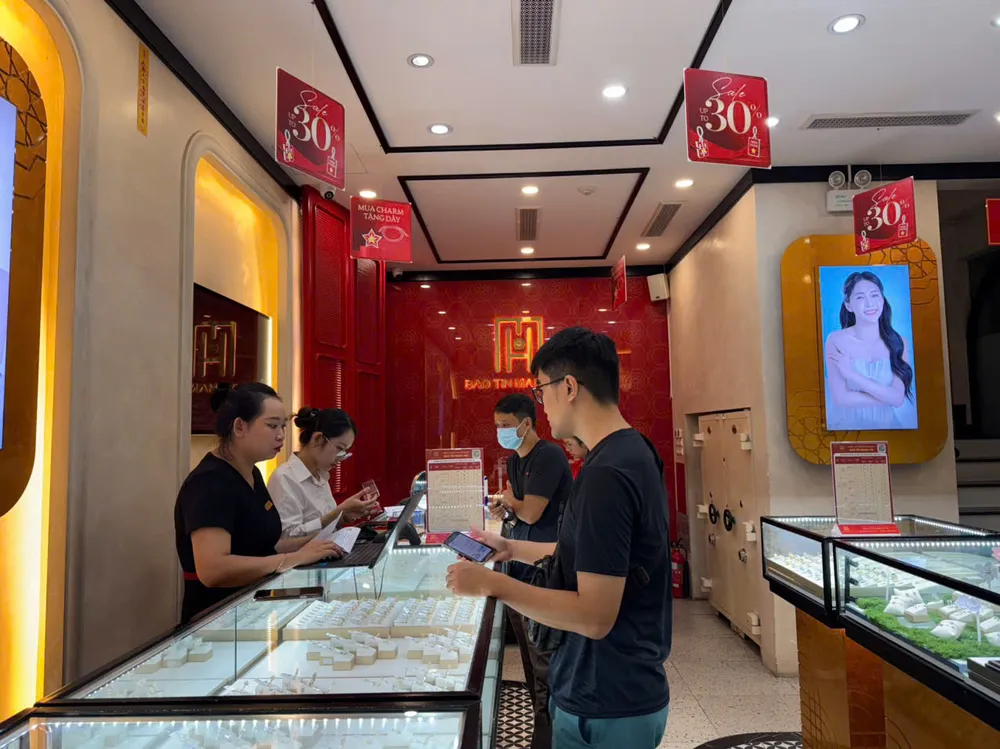 Nhà đầu tư thường tìm đến vàng trong bối cảnh lãi suất thấp, biến động toàn cầu gia tăng. Ảnh: NGỌC DIỆP Giá vàng thế giới bất ngờ đảo chiều hạ mạnh