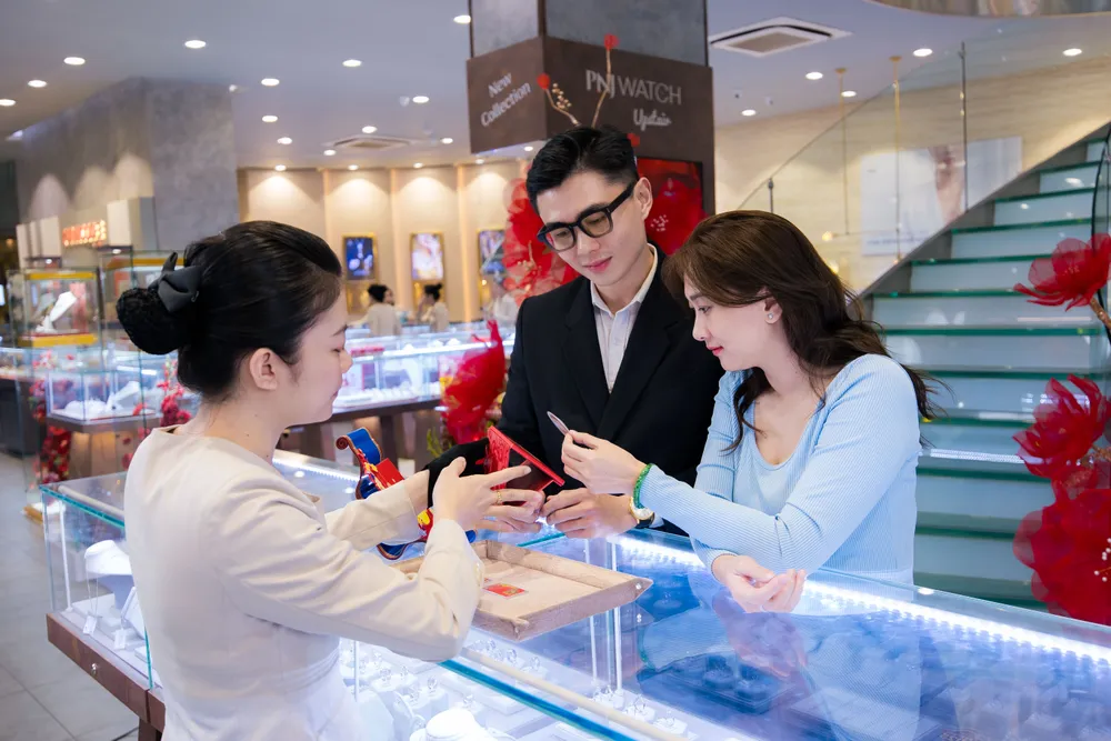 Nhiều nhà đầu tư trên thị trường vàng tin rằng sẽ còn hai lần hạ lãi suất cơ bản đồng USD trong năm nay. Ảnh: NGỌC DIỆP Giá vàng thế giới lập kỷ lục mới sau tuyên bố của Fed