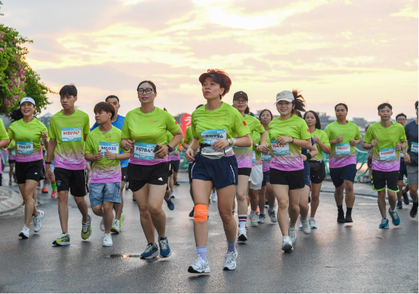 Giải chạy “Run For Love 2025” thành công rực rỡ, khởi động chuỗi chiến dịch “Chạm Thu Hà Nội”- Ảnh 11.
