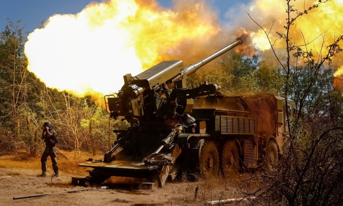 Quân nhân thuộc Lữ đoàn Pháo binh Độc lập 44 quân đội Ukraine khai hỏa pháo tự hành về phía quân đội Nga gần tiền tuyến tại vùng Zaporizhzhia hồi tháng 8. Ảnh: Reuters