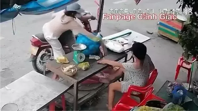 Giả vờ mua hàng, đôi nam nữ giật điện thoại của phụ nữ khuyết tật. Ảnh cắt từ clip người khuyết tật