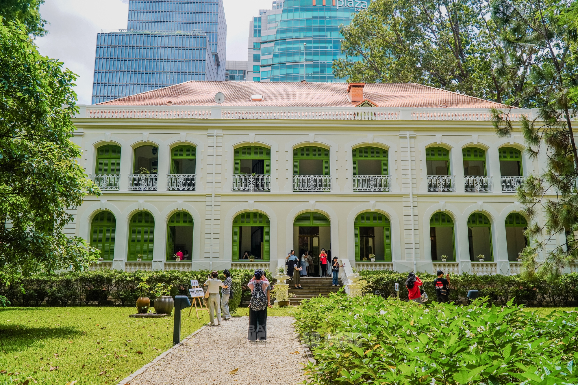 Giới trẻ thích thú chiêm ngưỡng kiến trúc Dinh thự Pháp tại TP HCM 1 VIDEO: Giới trẻ thích thú chiêm ngưỡng kiến trúc bên trong Dinh thự Pháp tại TP HCM - Ảnh 1.