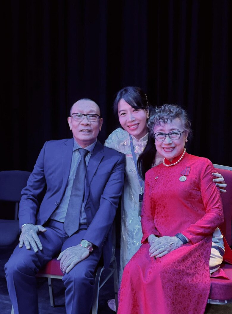 NSƯT Kim Tiến xuất hiện ở sự kiện gần đây, đầy nhanh nhẹn, vui tươi ở tuổi 77.