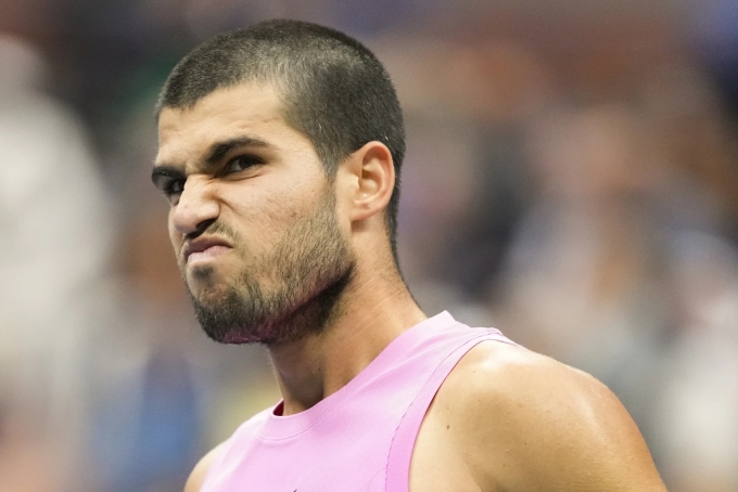 Biểu cảm của Alcaraz sau một pha bóng bền với Jannik Sinner trong trận chung kết Mỹ Mở rộng 2025. Ảnh: AP