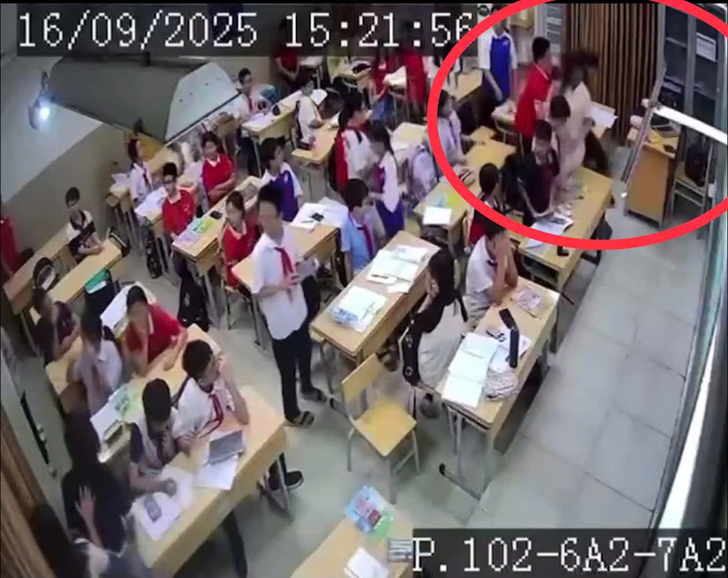 Hà Nội: Học sinh lớp 7 túm tóc, đè đầu, quật ngã cô giáo ngay trong lớp học - 1