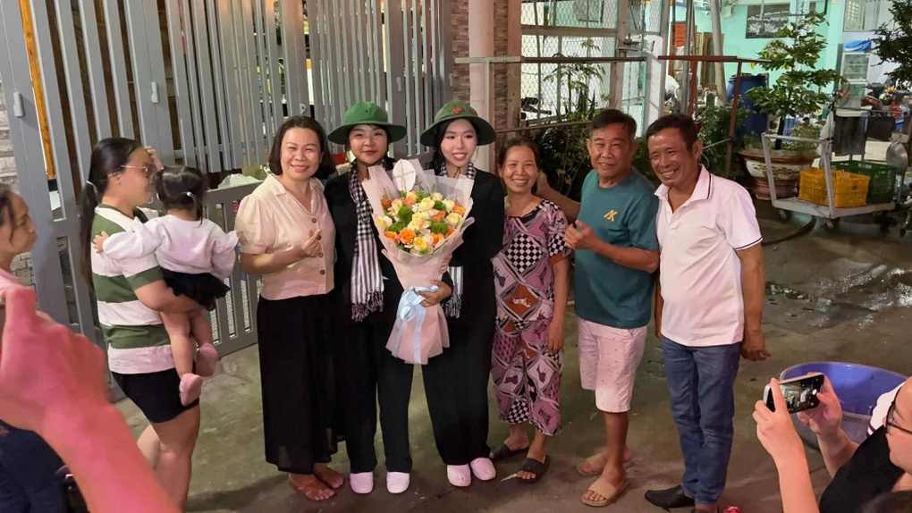 Hai Nữ du kích đi điều lệnh trong tiệc gia đình ở TPHCM gây sốt - 1