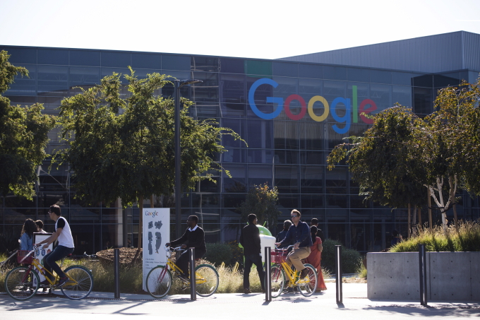 Hai cách tiếp cận khác nhau trong phát triển AI 1 Logo Google tại trụ sở Google ở Mountain View, California. Ảnh: Reuters