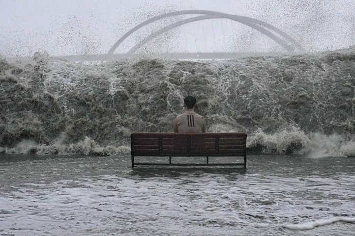 Hai hình ảnh gây sốt giữa siêu bão Ragasa- Ảnh 1. Hai hình ảnh gây sốt giữa siêu bão Ragasa- Ảnh 1.