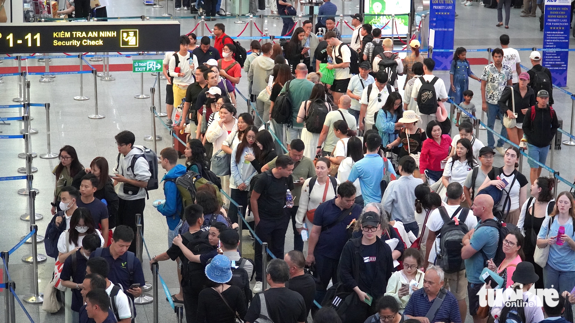 Hàng ngàn khách chờ tại sân bay Đà Nẵng vì bão số 10 làm trễ chuyến hàng loạt 1 Hàng ngàn khách chờ tại sân bay Đà Nẵng vì bão số 10 làm trễ chuyến hàng loạt - Ảnh 1.