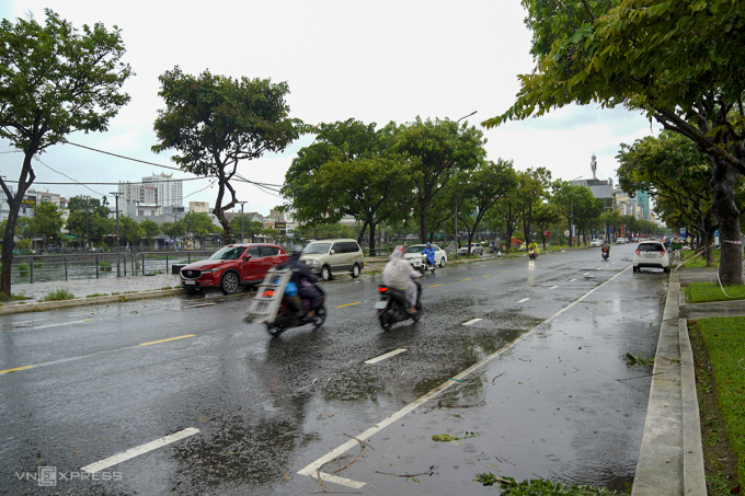 Khu vực đường Hàm Nghi cạnh hai hồ điều tiết thường ngày kín xe đậu đỗ, nhưng khi mưa lớn do bão Bualoi nhiều người đã di chuyển đến nơi khô ráo. Ảnh: Nguyễn Đông