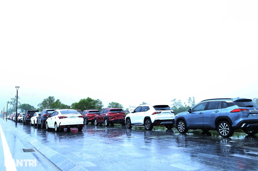 Hàng trăm ô tô được đưa đến công viên, vỉa hè tránh bão Bualoi - 1