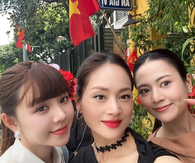 Hành động của Lan Phương ngay trước phiên tòa giành quyền nuôi con với chồng Tây, tự tin "đối đầu" với Phương Oanh 1 Hình ảnh Lan Phương trên trường quay cùng Quỳnh Kool và Việt Hoa.