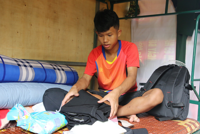 Hồ Lanh cho quần áo, sách vỡ đi nhập học. Ảnh: Đắc Thành