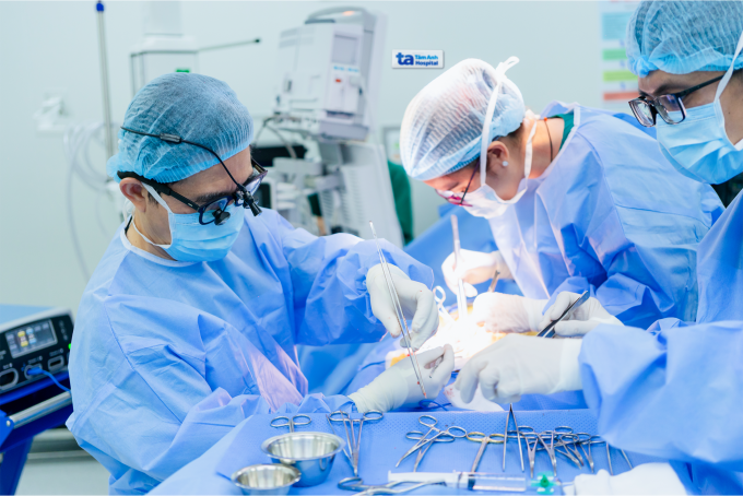 Bác sĩ Dũng (trái) cùng ê kíp phẫu thuật bóc nội mạc động mạch cảnh cho bệnh nhân. Ảnh: Thanh Luận