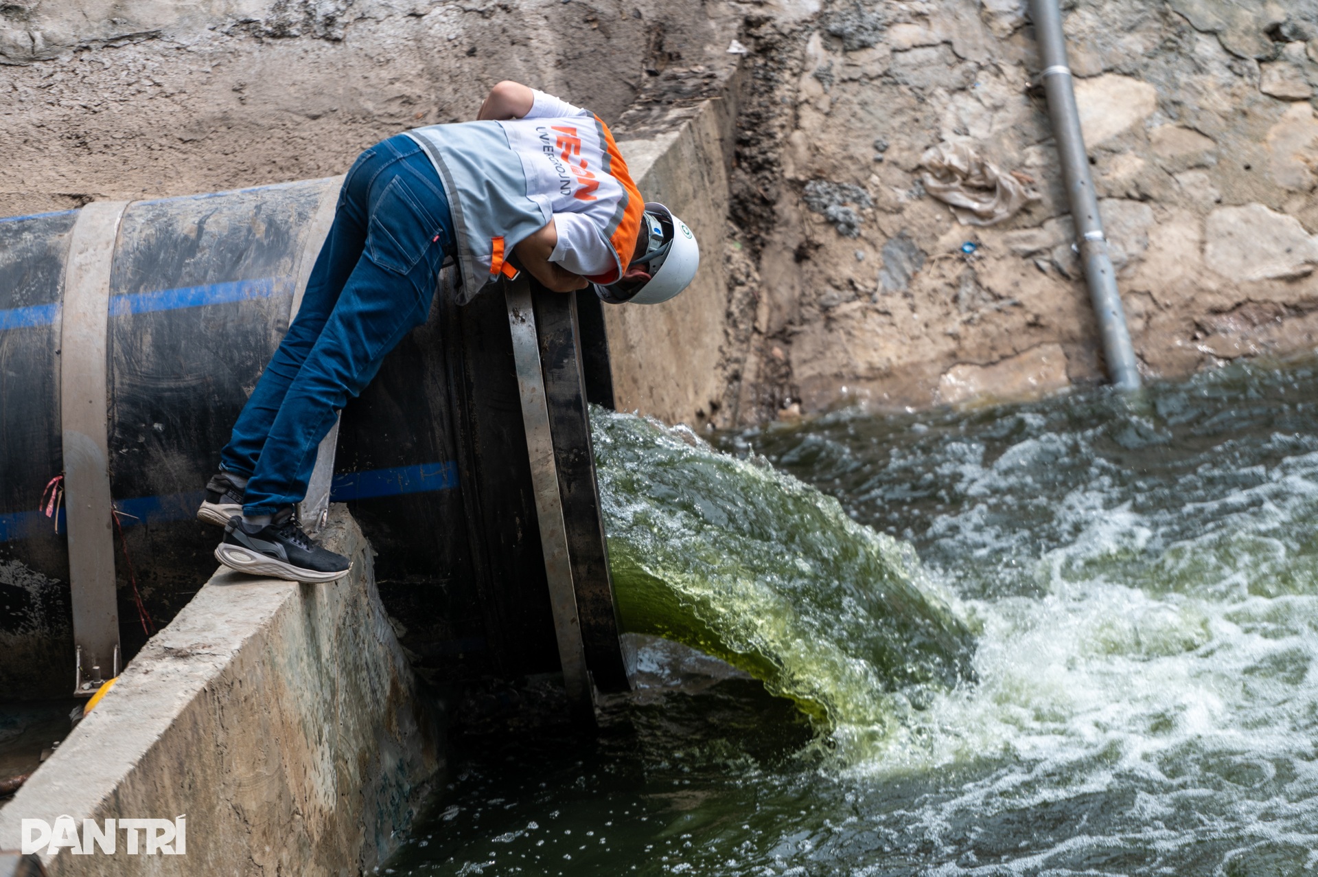 Hình ảnh sông Tô Lịch đón dòng nước trong xanh mới từ hồ Tây - 1 Hình ảnh sông Tô Lịch đón dòng nước trong xanh mới từ hồ Tây - 1