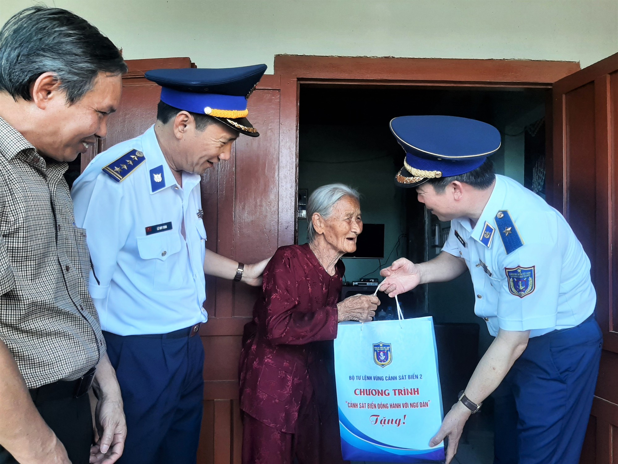 Hình ảnh xúc động trên huyện đảo Lý Sơn trong ngày 27-5 - Ảnh 1. Hình ảnh xúc động trên huyện đảo Lý Sơn trong ngày 27-5 - Ảnh 1.