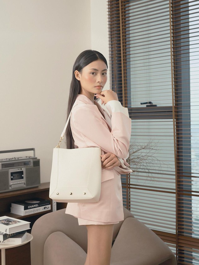Hô biến phong cách đơn điệu thành ấn tượng với túi xách- Ảnh 1. Hô biến phong cách đơn điệu thành ấn tượng với túi xách- Ảnh 1.