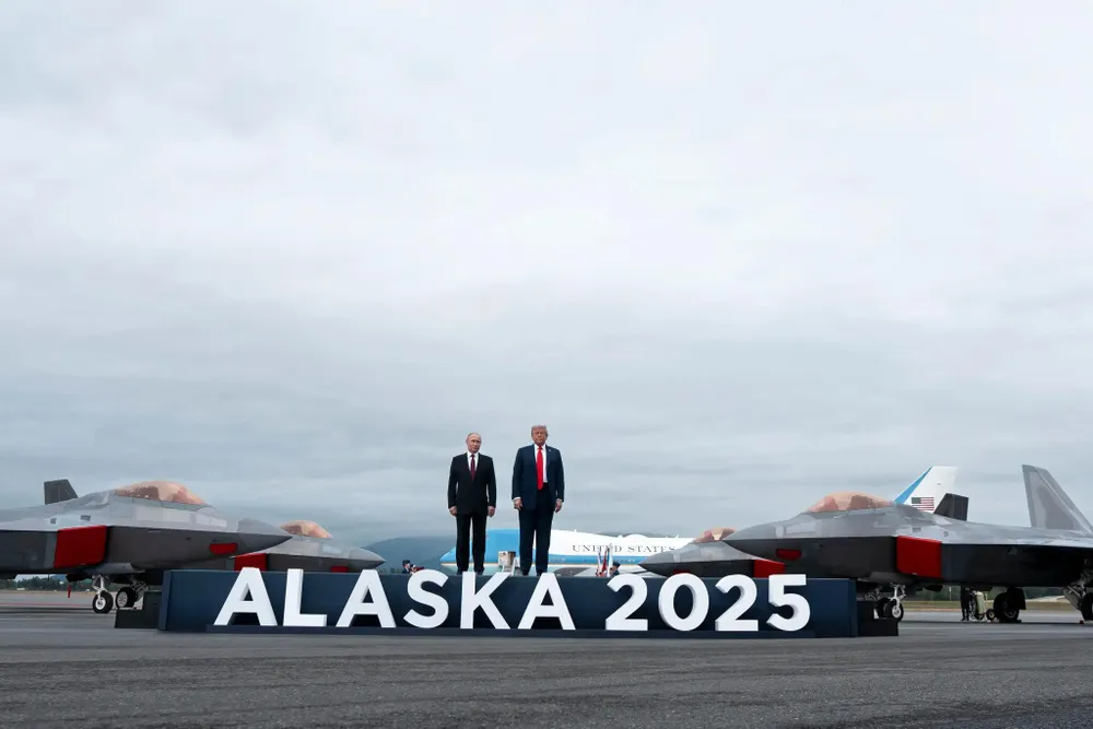 Tổng thống Mỹ Donald Trump (trái) và người đồng cấp Nga Vladimir Putin tại hội nghị thượng đỉnh ở bang Alaska (Mỹ) ngày 15-8. Ảnh: THE NEW YORK TIMES Hòa bình Ukraine