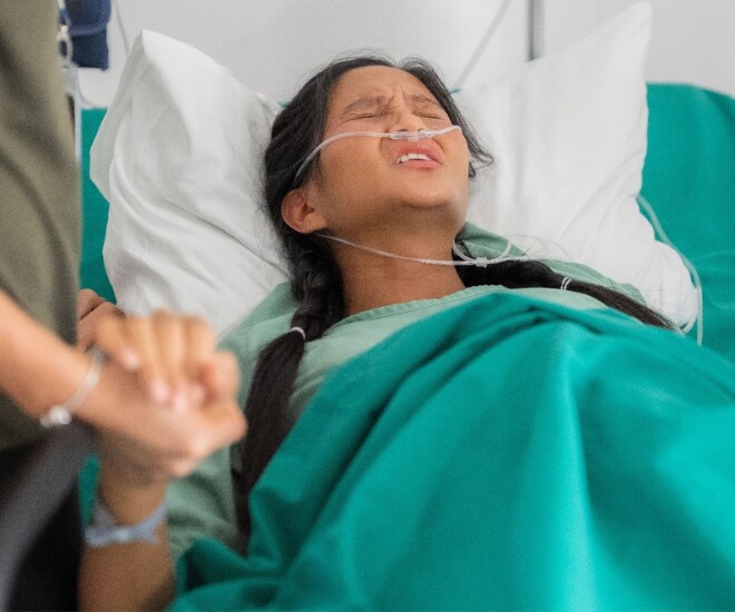 Hoa hậu H'Hen Niê sinh con đầu lòng: Chồng nhiếp ảnh gia khóc khi vợ "vượt cạn", em bé chào đời trông cực yêu 1 Khoảnh khắc HHen Niê trong phòng sinh.