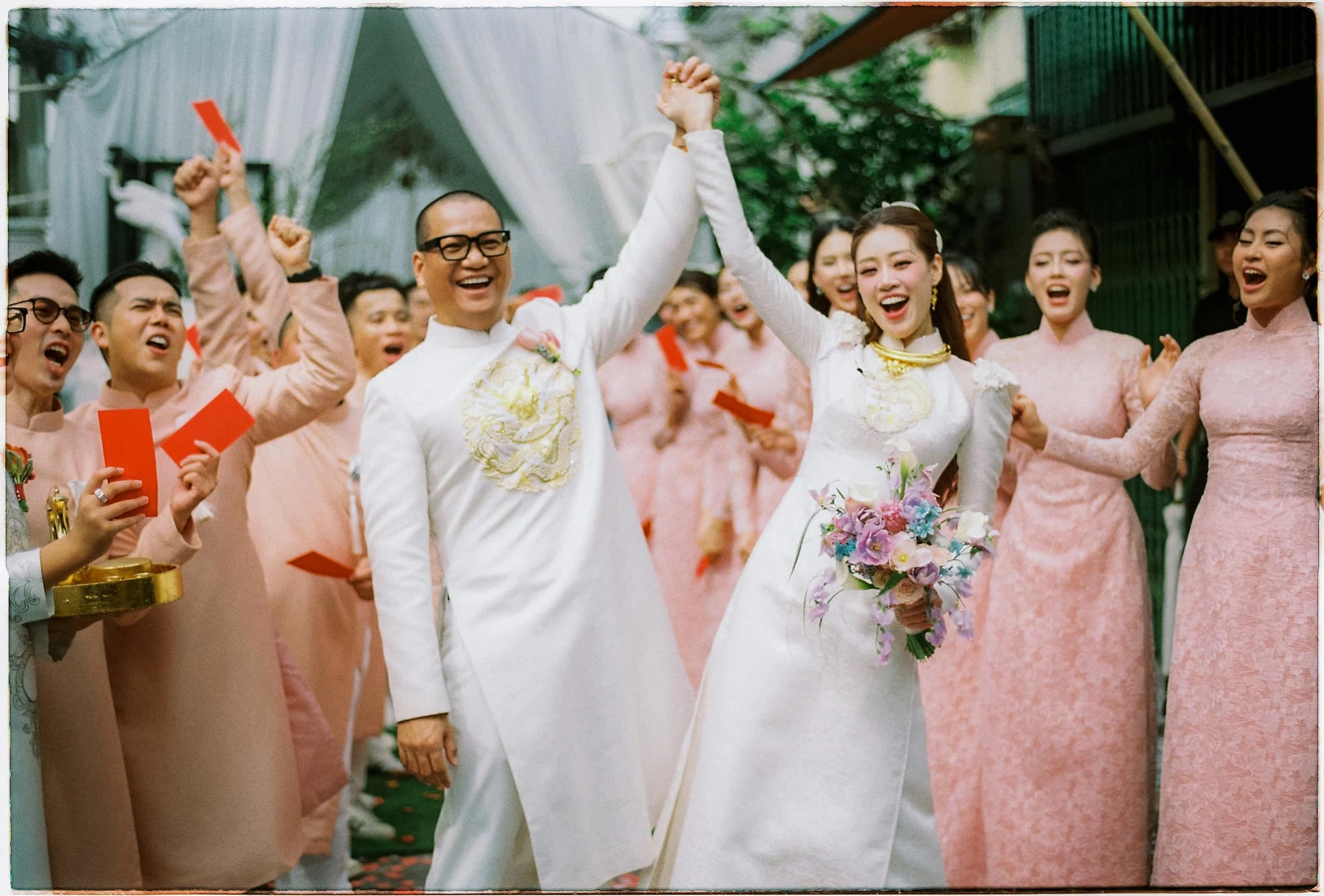 Hoa hậu Khánh Vân kết hôn với ông xã Nguyễn Long lớn hơn 17 tuổi.