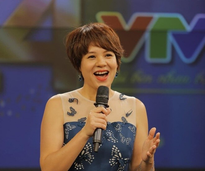 Hoa khôi đời đầu VTV từng "gây bão" với nhan sắc 29 năm trước: Bị nhận xét cười "nhơn nhơn", U50 sinh con chỉ nặng 1,6kg 1 Diễm Quỳnh là gương mặt quen thuộc của VTV ngay từ những ngày đầu phát sóng.