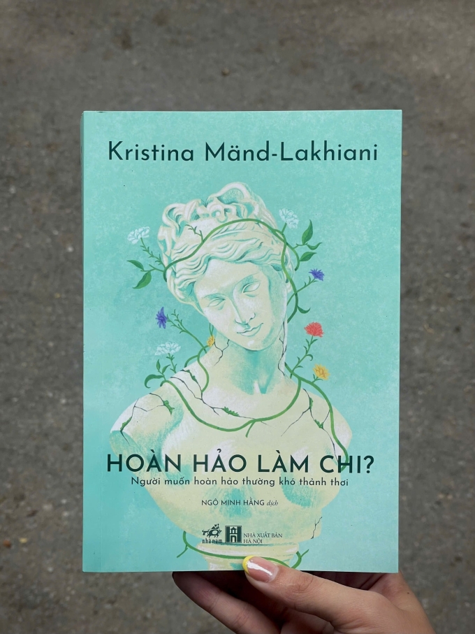 Bìa Hoàn hảo làm chi? - Người hoàn hảo thường khó thảnh thơi. Ảnh: Nhã Nam