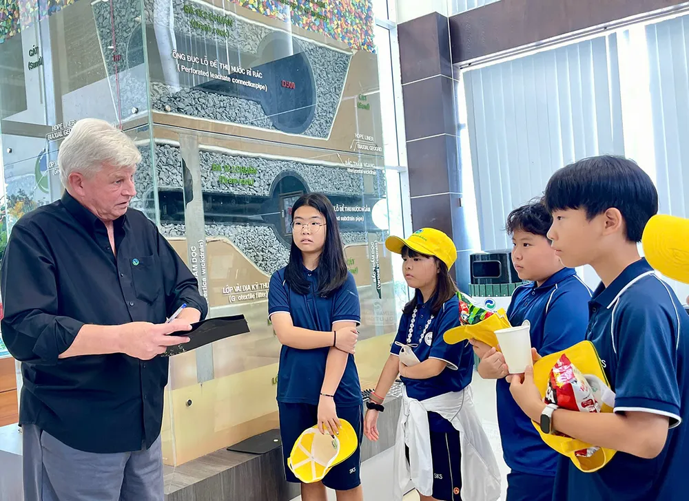 Học sinh Quốc tế SIKS tham quan công nghệ xử lý chất thải tại Đa Phước.jpg