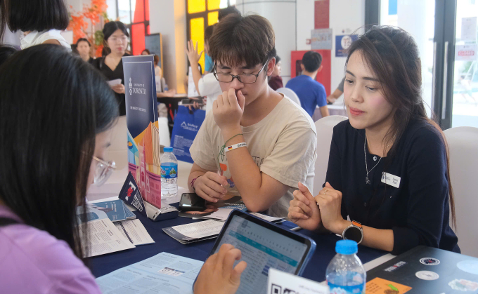 Chị Harriet Phạm (áo đen) tư vấn cho học sinh tại hội thảo, chiều 27/