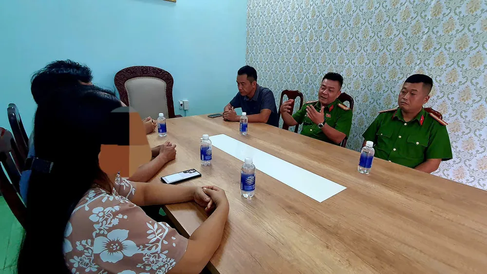 Công an phường Tân An trao đổi với người thân sinh viên bị "bắt cóc online". Ảnh: S.Đ bắt cóc Online.jpg