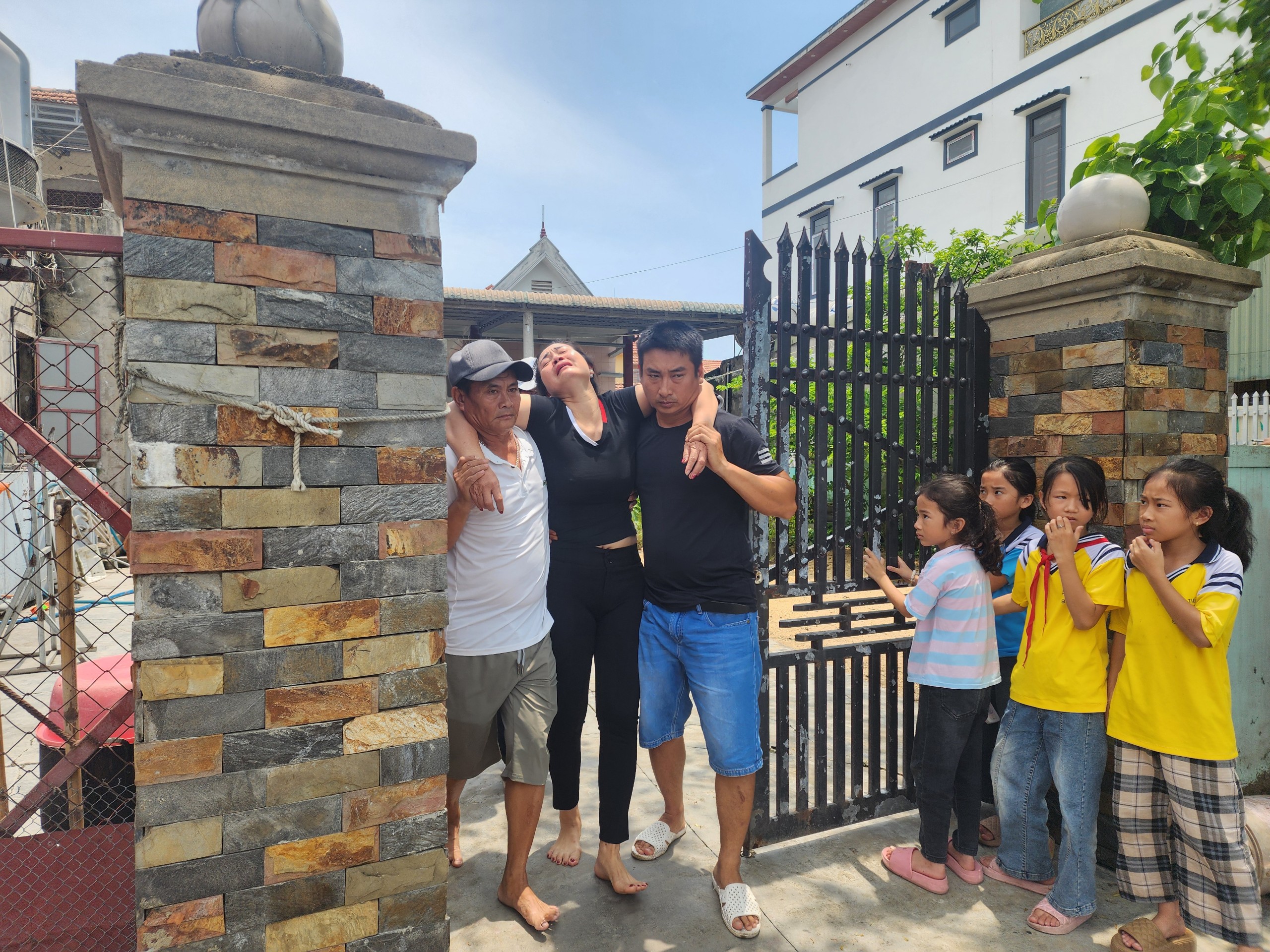 Hơn 300 người ra biển tìm kiếm 10 ngư dân Quảng Bình mất tích trên Vịnh Bắc Bộ- Ảnh 1. Hơn 300 người ra biển tìm kiếm 10 ngư dân Quảng Bình mất tích trên Vịnh Bắc Bộ- Ảnh 1.