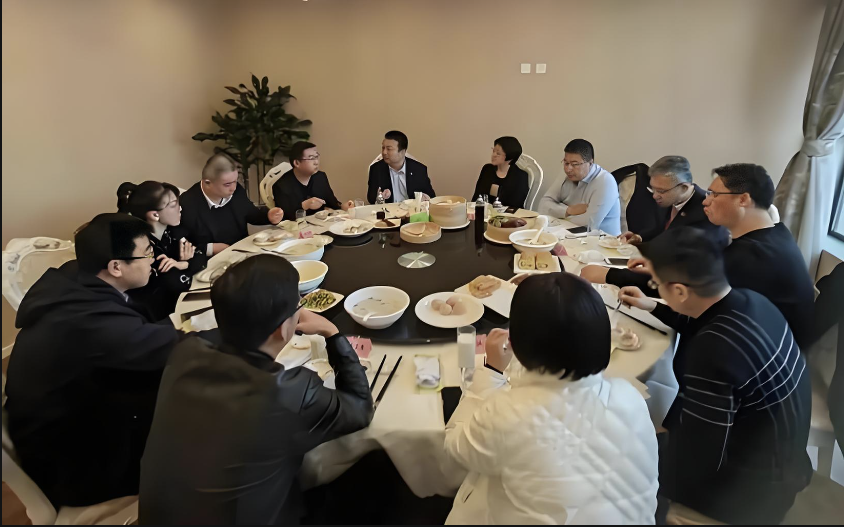 Họp lớp sau 10 năm, tôi kêu gọi mọi người ủng hộ một bạn gặp khó trong lớp: Về nhà phát hiện bị chặn khỏi nhóm chung, nhưng lòng vẫn nhẹ nhõm - Ảnh 1.