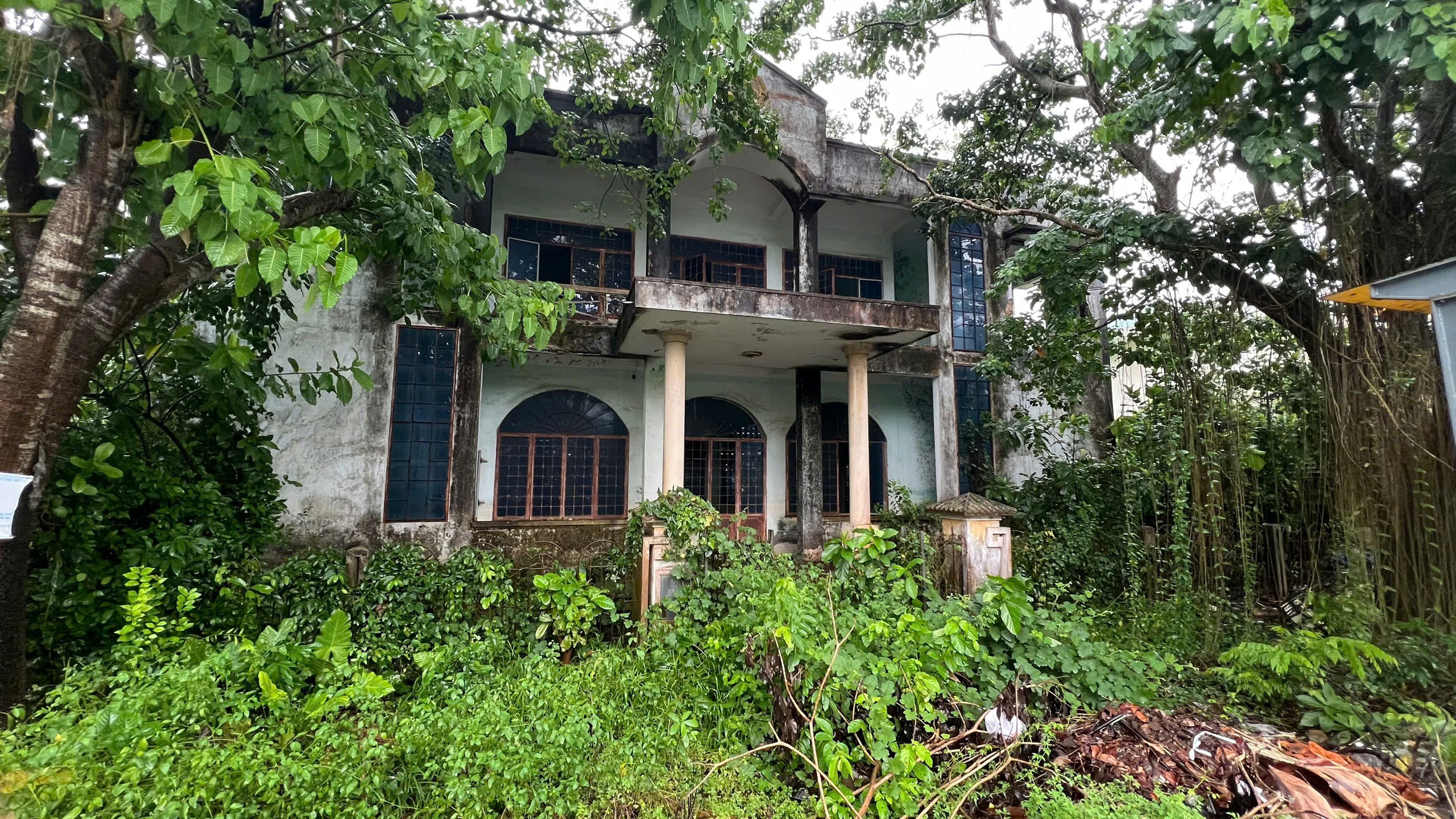 Huế tìm phương án xử lý hiệu quả cho ngôi nhà hoang ven Quốc lộ 49 - Ảnh 1. Huế tìm phương án xử lý hiệu quả cho ngôi nhà hoang ven Quốc lộ 49 - Ảnh 1.