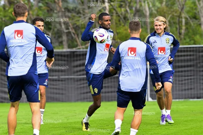 Isak đã sẵn sàng ra sân cho Liverpool ở đấu trường UEFA Champions League. Ảnh: EPA. UEFA Champions League